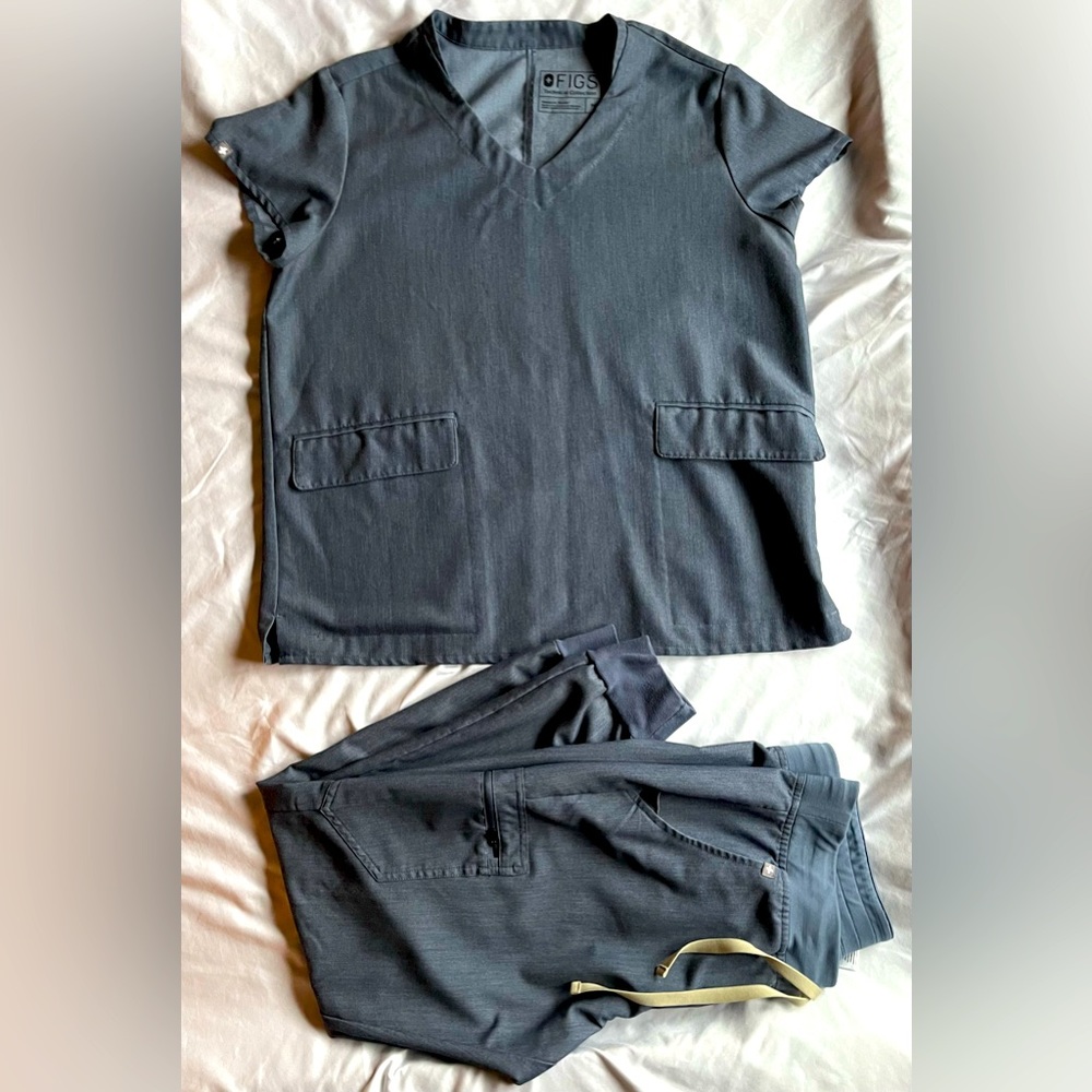 Figs Catarina One Pocket Scrub Top and Zamora jogger bottoms Chambray Blue M
